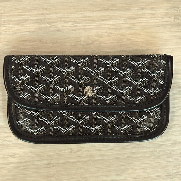 Goyard Handbags - Goyard Black Chevron Coated Canvas Saint Louis detachable pochette Authentic.
